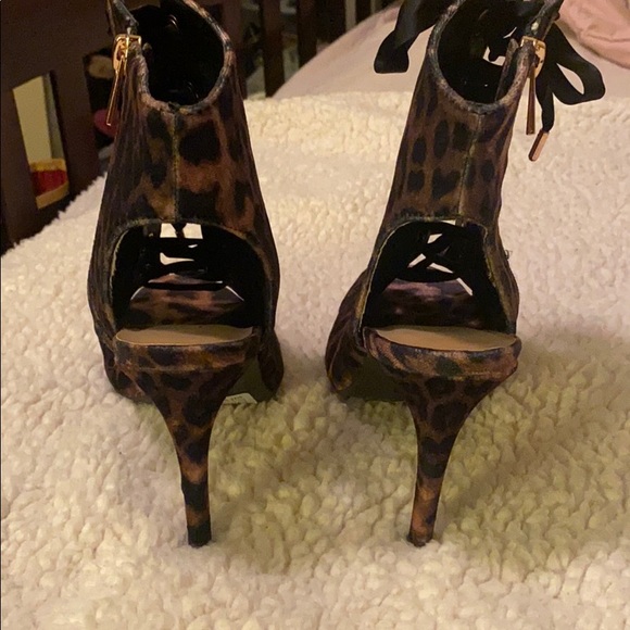 Cheetah print lace up heels. Brand new. Never worn - Picture 2 of 4